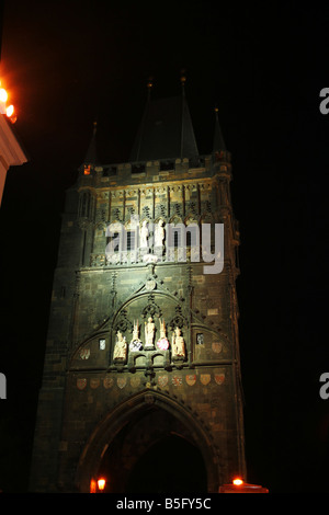 Charles Ponte Torre (Karlov deve) a notte luci Prague CZ Foto Stock