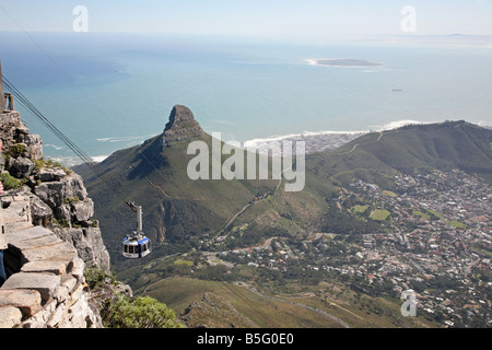 La cabinovia di Table Mountain con la testa di leone rock in background, Città del Capo Sud Africa Foto Stock