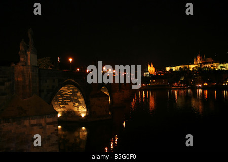 Ponte Carlo (Karlov deve) a luci notturne a Praga, Repubblica Ceca Foto Stock