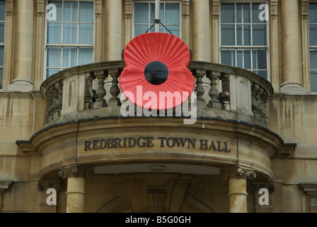 Redbridge Town Hall, Ilford Essex con papavero di grandi dimensioni Foto Stock
