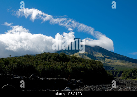 Mount Taranaki dal fiume sassosi, intorno al circuito di montagna, Egmont National Park, North Island, Nuova Zelanda Foto Stock