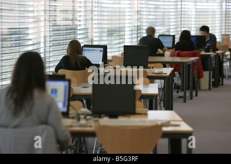 Gli studenti a studiare in biblioteca a Abertay Università di Dundee Foto Stock