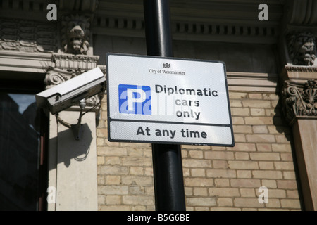 Diplomatic vetture simbolo di parcheggio nel centro di Londra Foto Stock