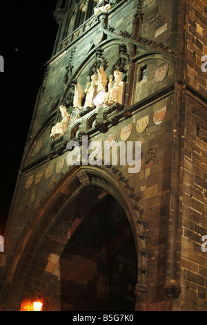 Charles ponte torre (Karlov deve) a luci notturne a Praga, Repubblica Ceca Foto Stock