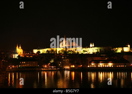 Ponte Carlo (Karlov deve) a luci notturne a Praga, Repubblica Ceca Foto Stock