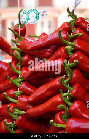 Freschi peperoni piquillo in vendita nella città di Saint Jean de Luz Pirenei Atlantiques Paesi Baschi francesi a sud-ovest della Francia Foto Stock