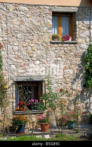 Casa residenziale di pietra nella città di Covadonga Asturias Spagna nord-occidentale Foto Stock