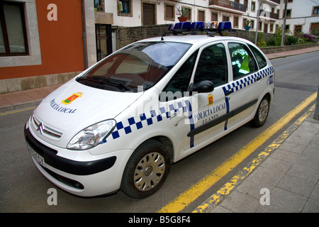 La polizia locale in auto la città di Llanes Asturias Spagna Foto Stock