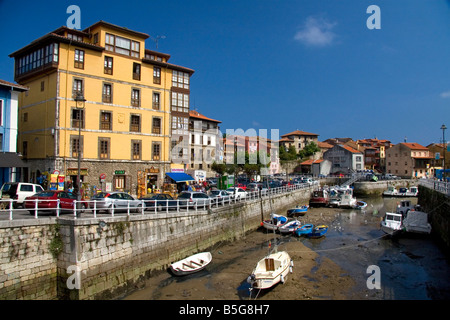 La bassa marea nel porto a Llanes Asturias Spagna Foto Stock