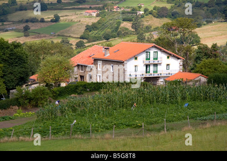 Fattoria rurale vicino alla città di Bermeo nella provincia di Biscaglia, Paesi baschi Spagna settentrionale Foto Stock