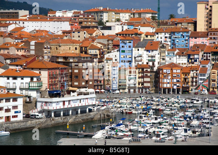 Città vecchia e il porto di pesca di Bermeo nella provincia di Biscaglia, Paesi baschi Spagna settentrionale Foto Stock