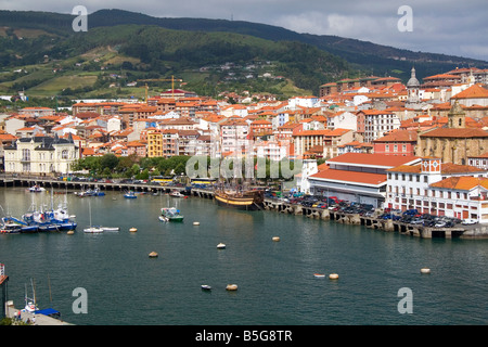 Vista della città vecchia e il porto di pesca a Bermeo in provincia di Biscaglia, Paesi baschi Spagna settentrionale Foto Stock