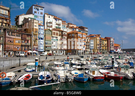 Città vecchia e il porto di pesca di Bermeo nella provincia di Biscaglia, Paesi baschi Spagna settentrionale Foto Stock