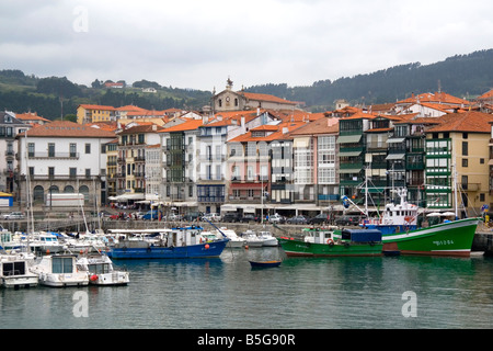 Città vecchia e il porto di pesca di Lekeitio in provincia di Biscaglia, Paesi baschi Spagna settentrionale Foto Stock