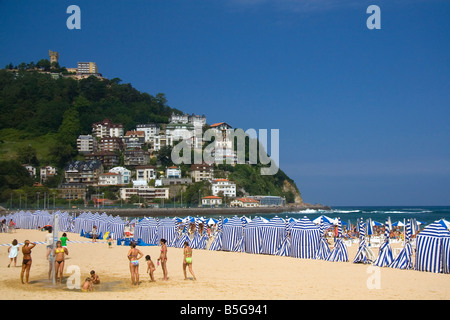 Spiaggia di scena a La Concha Bay nella città di Donostia San Sebastian Guipuzcoa Paesi baschi Spagna settentrionale Foto Stock