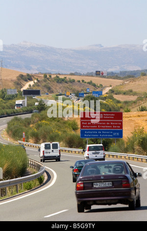 Automobili di viaggi su Autopista vicino a Pamplona Navarra Spagna settentrionale Foto Stock