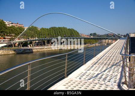 Il Footbridge Zubizuri attraversando il fiume Nervion di Bilbao Biscay Paesi baschi Spagna settentrionale Foto Stock