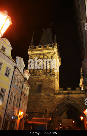 Charles Ponte Torre (Karlov deve) a notte luci Prague CZ Foto Stock