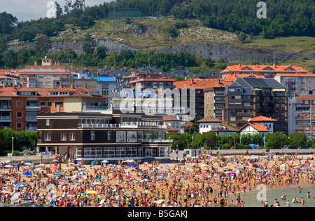 Spiaggia affollata di scena a Castro Urdiales Cantabria Spagna settentrionale Foto Stock