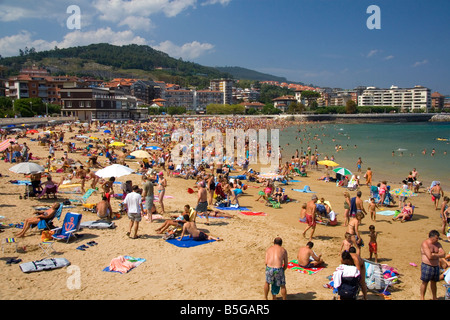 Spiaggia affollata di scena a Castro Urdiales Cantabria Spagna settentrionale Foto Stock