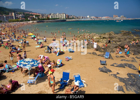 Spiaggia affollata di scena a Castro Urdiales Cantabria Spagna settentrionale Foto Stock