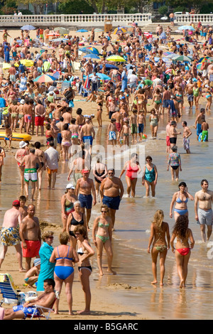 Spiaggia affollata di scena a Castro Urdiales Cantabria Spagna settentrionale Foto Stock