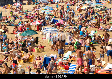 Spiaggia affollata di scena a Castro Urdiales Cantabria Spagna settentrionale Foto Stock