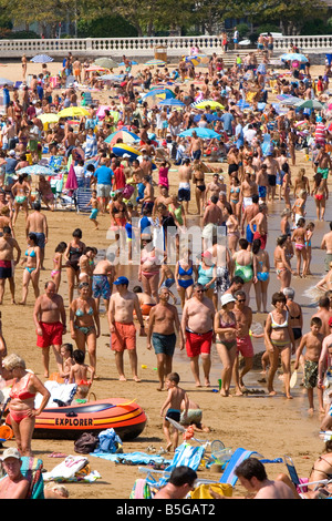 Spiaggia affollata di scena a Castro Urdiales Cantabria Spagna settentrionale Foto Stock