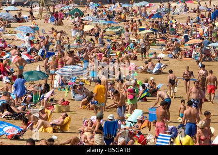 Spiaggia affollata di scena a Castro Urdiales Cantabria Spagna settentrionale Foto Stock