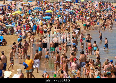 Spiaggia affollata di scena a Castro Urdiales Cantabria Spagna settentrionale Foto Stock