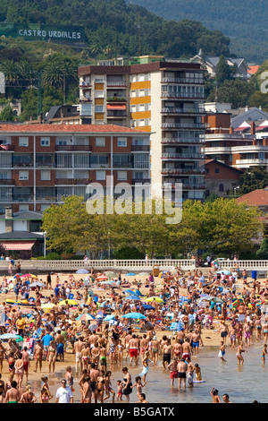 Spiaggia affollata di scena a Castro Urdiales Cantabria Spagna settentrionale Foto Stock