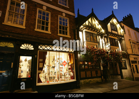 Città di York, Inghilterra. Crepuscolo street view York's Stonegate inclusi negozi bar e ristoranti. Foto Stock