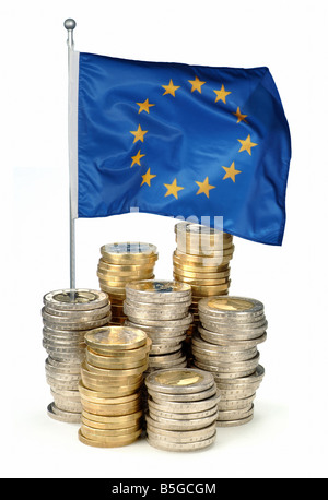 Euro moneta pile e bandiera UE Foto Stock