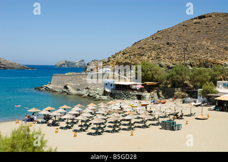 Sunbends e sfumature sulla spiaggia di Kolimbithra Tinos Grecia Foto Stock