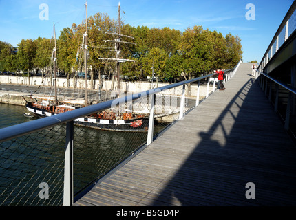 Parigi, quais : voilier de 'La Boudeuse' depuis la passerelle Simone de Beauvoir Foto Stock