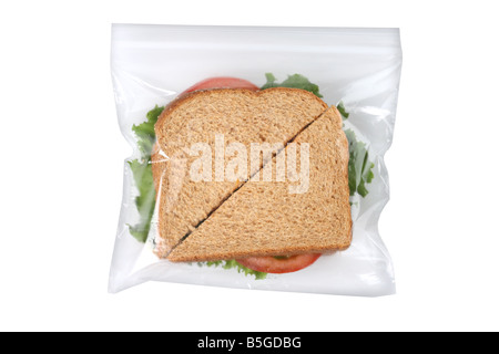 Sandwich nel sacchetto di plastica intaglio su sfondo bianco Foto Stock