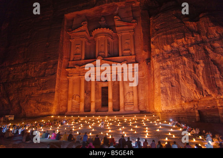 Vista notturna di candele accese in facciata del Tesoro Al Khazneh Petra Giordania Foto Stock