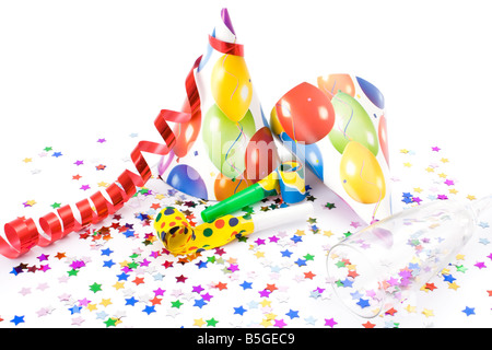 Parte cappelli, corna o fischi e confettis su sfondo bianco. Foto Stock