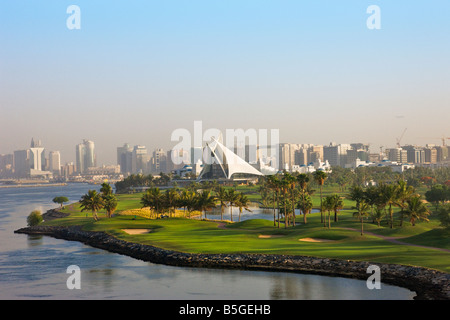 Skyline lungo la Khor Dubai Dubai Creek compresi Creek Golf & Yacht Club Dubai EMIRATI ARABI UNITI Foto Stock