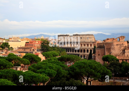 Vista sopra il Forum verso il Colosseo Roma Italia Foto Stock