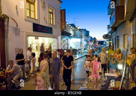 Scena di strada in Alvor al crepuscolo , , Algarve Portogallo Foto Stock