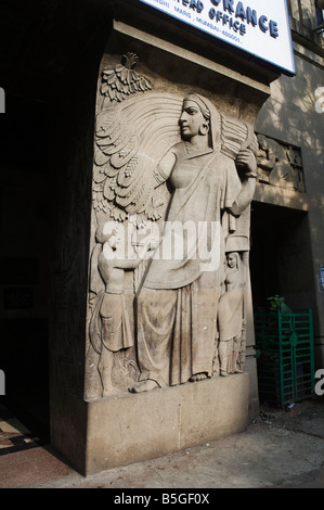 Nuovo India Assurance Company Building 1935 DN Road di Bombay in India. Art Deco Moderne - figura seduta a livello della strada. Foto Stock