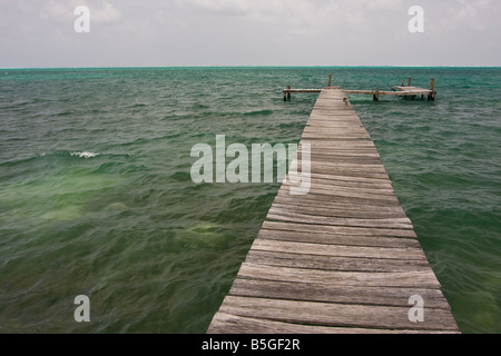 CAYE CAULKER BELIZE dock in legno e il Mar dei Caraibi Foto Stock