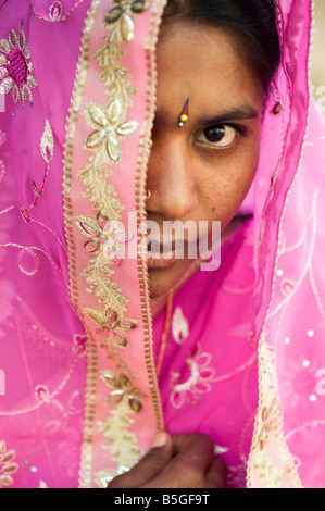 Ragazza indiana indossando rosa sari. Volto ritratto. India Foto Stock