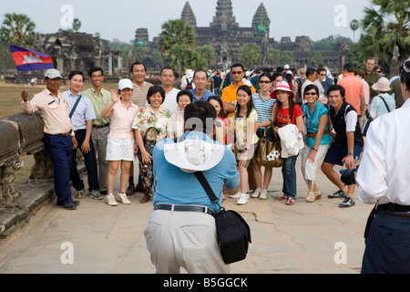 I turisti fotografare uno all'altro in corrispondenza dei templi di Angkor Wat Siem Reap Cambogia Foto Stock