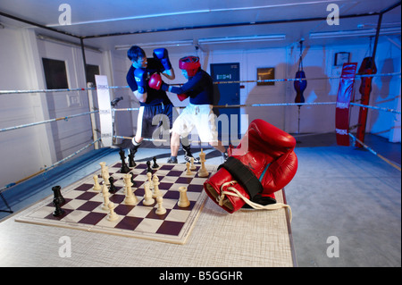 I concorrenti si affrontano in turni alternati in anello e sulla scheda in un nuovo sport noto come chess boxing Foto Stock