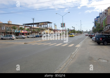 La strada principale di Rosarito Beach in Messico vuoto a causa di omicidi di massa in materia di lotta contro la droga Foto Stock