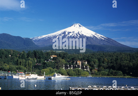 Barche da diporto e yacht ormeggiati sul lago Villarrica e sul vulcano Villarrica, visti da Pucon, regione de la Araucania, Cile Foto Stock