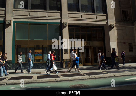 I turisti a piedi lungo Broadway in Midtown a New York il 11 ottobre 2008 Frances M Roberts Foto Stock