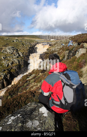 Walker in appoggio e godendo della vista del Calderone muso cascata Teesdale superiore della Contea di Durham Foto Stock